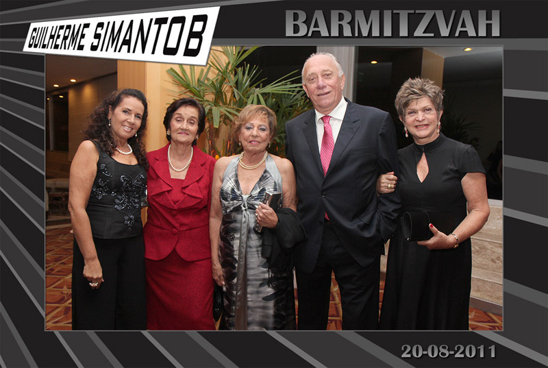 Fotos de Guilherme Simantob - 20.08.11. Foto numero 009 da Social Click Fotografia Digital, do Rio de Janeiro, RJ, que faz fotos divertidas, fotos malucas, fotos com fantasias, fotos na hora, fotografia maluca, fotografia divertida com molduras personalizadas. foto camarim divertida cobertura fotográfica victor e valerio miguel casamento brinde fotografica para empresa fotos divertidas malucas maluca animadas animado casamentos fotografo rio de debutante animada no janeiro