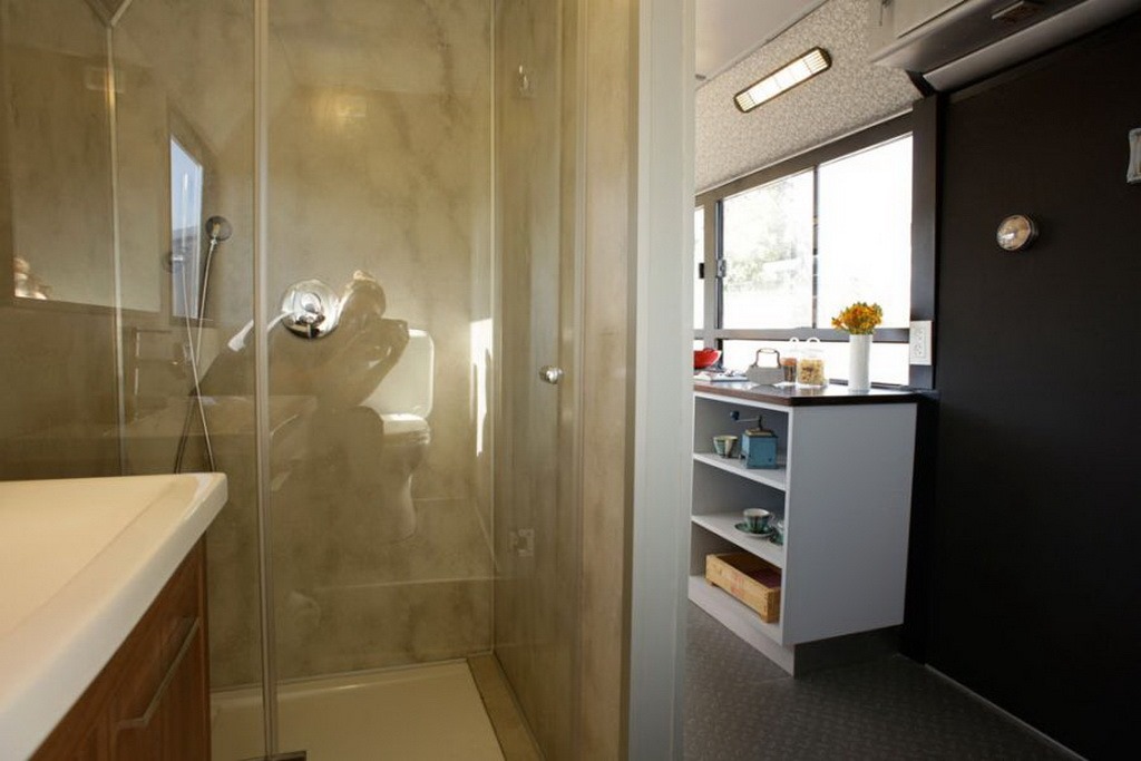 [Bus-Turned-Into-Home-3%255B2%255D.jpg]