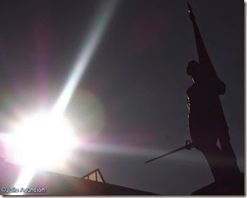 Estatua de Antonio de Oquendo al atardecer - San Sebastián