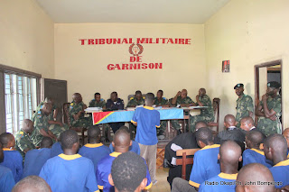 Une vue de la salle d'audience du tribunal militaire ce 29/04/2011 à Kinshasa, dont au fond les juges du seant et en avant plan, les prévenus lors du procès des presumés insurgés Eniele. Ph John Bompengo/ Radio Okapi