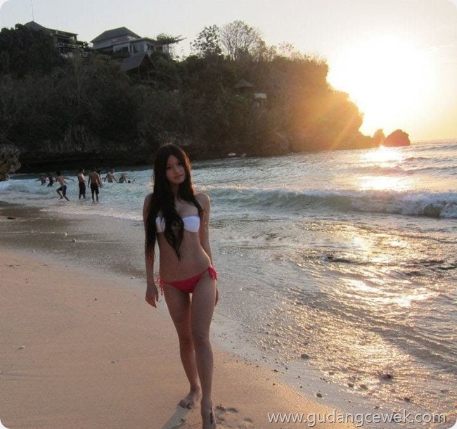 Foto Hot Charmian Chen Pake Bikini di Bali
