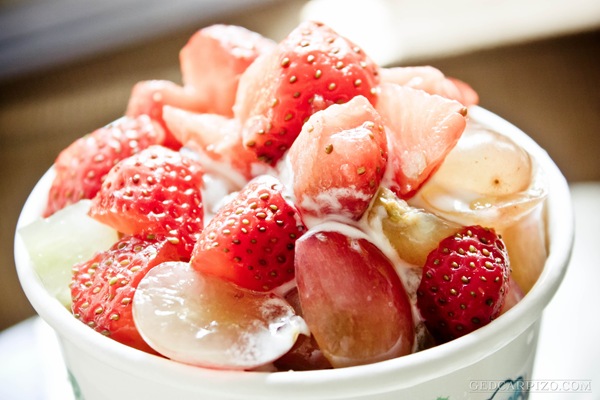 healthy yogurt strawberry grapes gedcarpizo-IMG_1522-012112 healthy yogurt strawberry grapes gedcarpizo-IMG_1522-012112