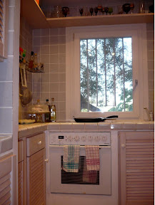 Kitchen:<br />
Little kitchen completely equipped with all implements. Stove and ceramic stove top, refrigerator. 1 window