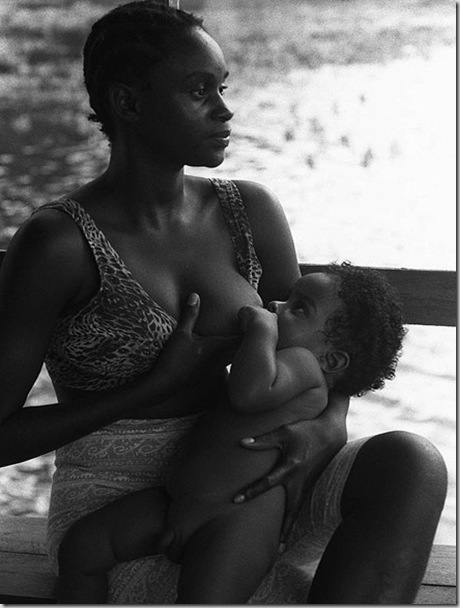 Mãe amamenta seu filho no Quilombo do Curiaú em Macapá. Amapá. 1994