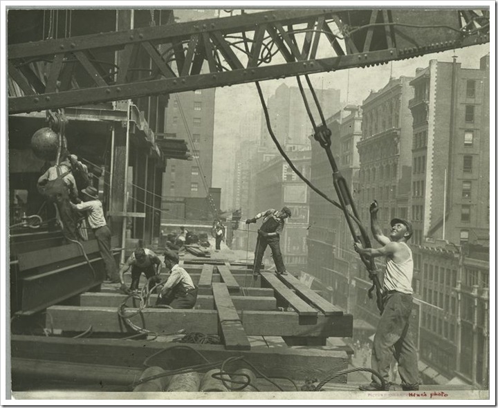 Trabalhadores orientando o içamento de um cabo Workers-guiding-hoisting-cable-1931
