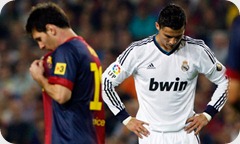 Messi-walks-past-Ronaldo-008 Messi-walks-past-Ronaldo-008
