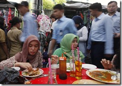 lunch break indonesian workers