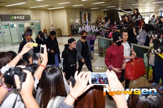G-Dragon - Gimpo Airport - 14apr2014 - Press - Newsen - 5.jpg