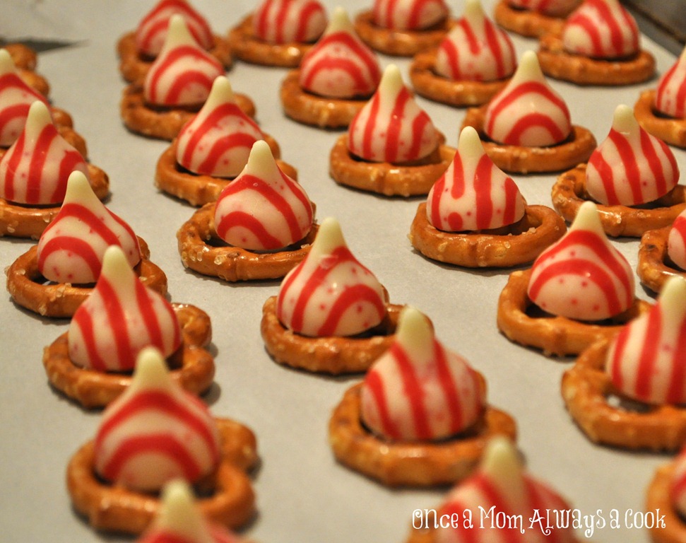 [M%2526M%2520Peppermint%2520Kissed%2520Pretzels%255B5%255D.jpg]