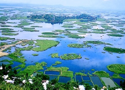 [loktak-lake%2520manipur%255B2%255D.jpg]