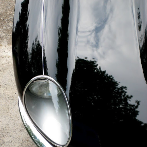 Top-view Jaguar XK-E, with Head-Light-Cover-Kit. The Head-Lamp-Cover Conversion-Kit made by designer Stefan Wahl in the tradition of Malcolm Sayer. / Jaguar e-Type mit Scheinwerferabdeckungen, designed und hergestellt von Designer Stefan Wahl in der Tradition von Malcolm Sayer.
