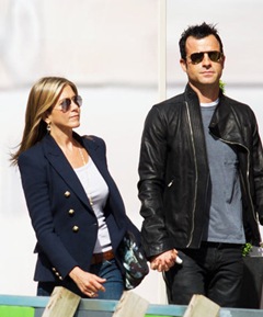 Aniston Divorce With Brad Pitt & She Engagement With Justin Theroux 
