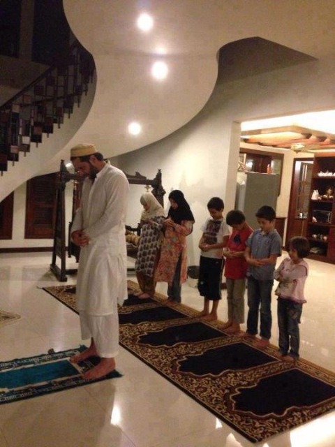 [muslim_family_praying_salat%255B5%255D.jpg]