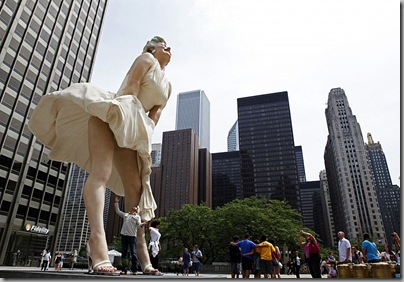 Marilyn Monroe  statue