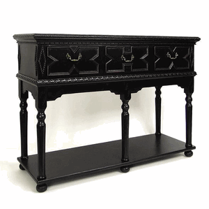 This console is so grand and dramatic. (mercantila.com) This console is so grand and dramatic. (mercantila.com)