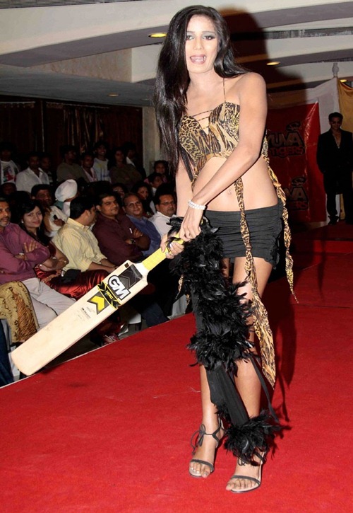 Top Model Poonam Pandey Fame Cricket Batting Wallpapers 2011