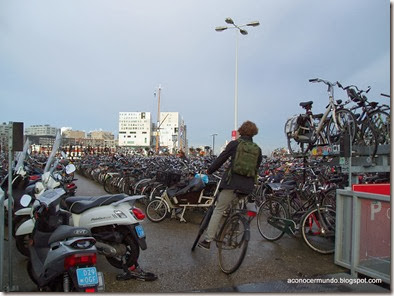 Amsterdam. Aparcamiento bicicletas Central Station - PB110698