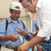 Jairala entregando otro bastón