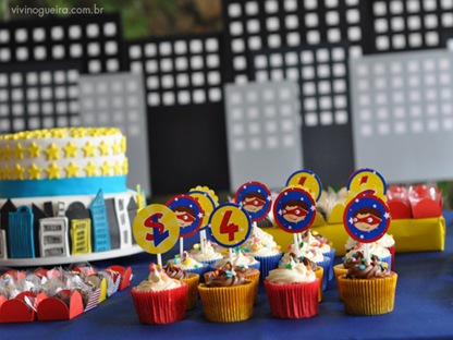 Bolo e Cupcakes Sabores da Alma - totens criados por mim mesa-2-cupcakes--festa-infantilsuper-heroi-universo-materno