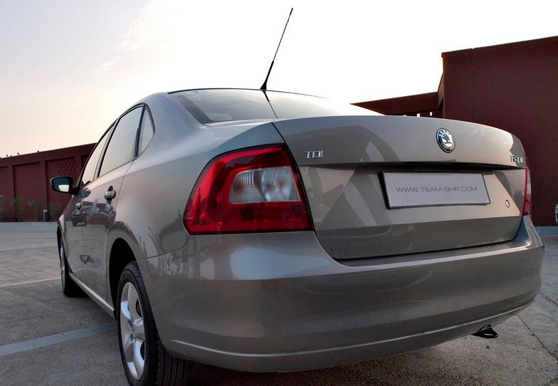 [skoda-rapid-image%2520backview%255B3%255D.jpg]