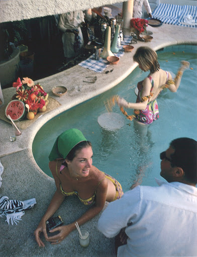 Poolside bars are such a luxury. Villa Vera Racquet Club, Acapulco, Mexico, 1968. (Poolside With Slim Aarons, Abrams) Poolside bars are such a luxury. Villa Vera Racquet Club, Acapulco, Mexico, 1968. (Poolside With Slim Aarons, Abrams)