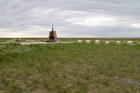 Памятник и братская могила на утесе Шукшина