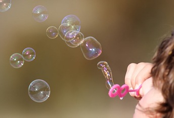 800px-Girl_blowing_bubbles
