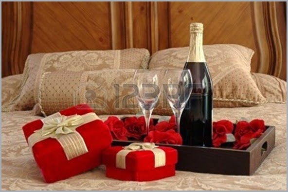664312-gifts-champagne-and-roses-on-a-bed - copia