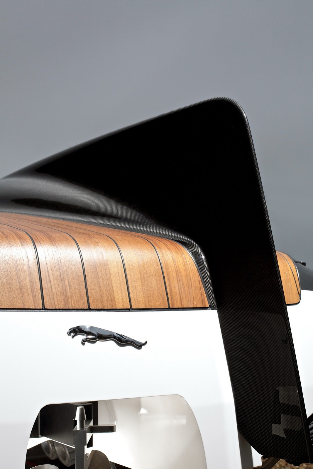 [Jaguar-XF-Sportbrake-Speedboat-8%255B3%255D.jpg]