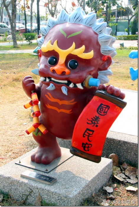 台南-安平劍獅公園-歲時將軍。深紅色劍獅－歲時將軍，代表人物是「馮澄世」，代表物為春聯、爆竹、粽子及太平鼓。