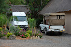 Inyanga Safari Lodge har disse to biler. Ture i det nærliggende område bliver kørt i den åbne bil, og ellers bruges bussen.