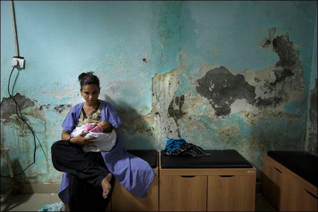 A mother nursing her newborn at a hospital in Haryana, where almost every baby born in hospitals in recent years has been injected with antibiotics. Photo: Kuni Takahashi / The New York Times