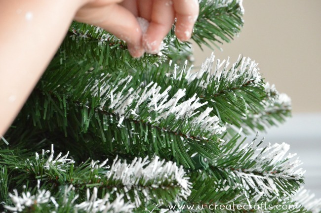 [How%2520to%2520Add%2520Snow%2520to%2520an%2520Artifical%2520Tree%255B4%255D.jpg]