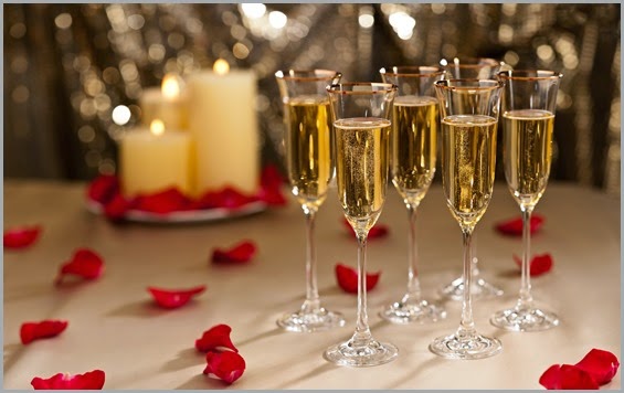 555093_happy_holidays_new_year_champagne_glass_2560x1600_(www.GdeFon.ru)