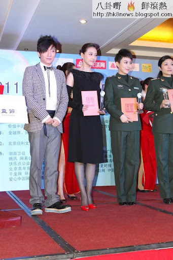 周海媚小黑裙亮相公益盛典 彰顯巨星風采