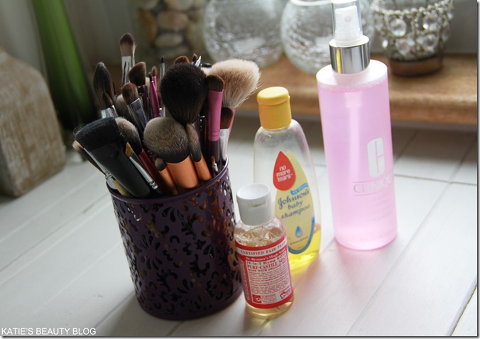 how to wawsh makeup brushes