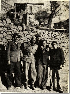 Λιδορίκι 1943,αδελφωμένοι 5 Λιδορικιωτόπουλα της  εποχής μπροστά  στο Σαράϊ. Χαρ.Ζέκιος, Π.Παλαιολόγος , με τη  στολή - λάφυρο απ' τη  μάχη  της  Αράχωβας,Τάκης Καλαπτσής,Αλ.Κωστάκης, Χαρ. Κατσώνης