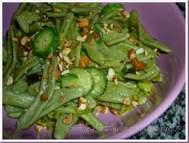 Foglie d'ulivo verdi vegan con zucchine, fiori di zucca, sgarbazza e mandorle salate (13)