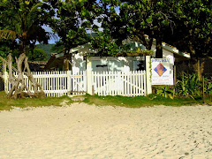 Imagem dos arredores da pousada Pé na Areia / Image of Pé na Areia inn's surroundings Picture of A pousada, seus chalés e arredores. Photo number 3723168417 by Pousada Pé na Areia - Charming, fully decorated sea facing chalets located on Boiçucanga beach, on São Paulo northern shore. Boiçucanga is a beach with calm waters and woundrous sunset, surrounded by the Atlantic Rainforest and by very good restaurants. There also is a complete services infrastructure that includes supermarkets and shopping malls. You can find all that and much more at “Pé na Areia” (aka “Esquina da Mentira”), the perfect place for spending your vacations and weekends, or even having your own house at the sea.