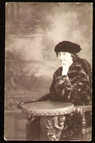[1920s_Woman_Fur_Coat3.jpg]