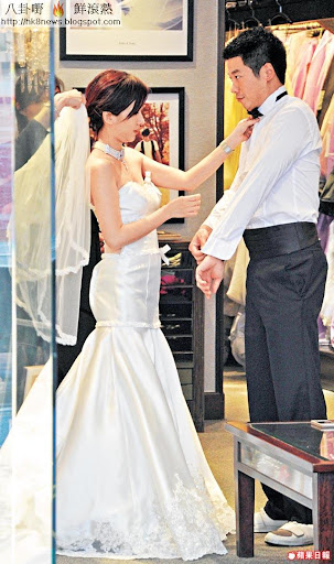 《本月試婚紗》br/文頌嫻與未婚夫 Jason將於 3月結婚,二人上周四試婚紗禮服,表現恩愛。