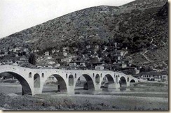 Ponte sul fiume Osum, Berat (foto: Franz Bespaletz). Ponte sul fiume Osum, Berat (foto: Franz Bespaletz).