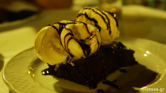 Brownie με σπιτικό παγωτό στην ταβέρνα Ρούσσικο στα Θυμιανά της Χίου