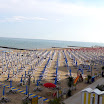 La facciata anteriore e la spiaggia antistante
