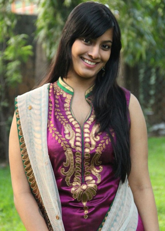 [actress_varalakshmi_sarathkumar_cute_photo%255B3%255D.jpg]