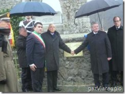 Napolitano e Joachim Gauck no monumento- ossário de Sant Anna di Stazzema.Mar.2013