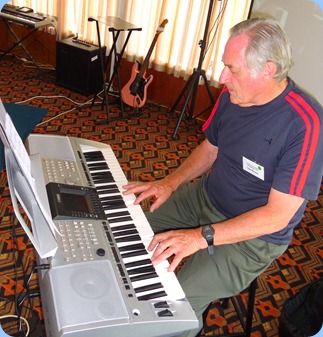 Des Rouse played the arrival music for us on his Yamaha PSR 3000 keyboard