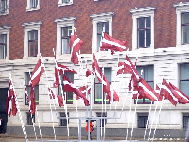 monumento-banderas-riga.JPG