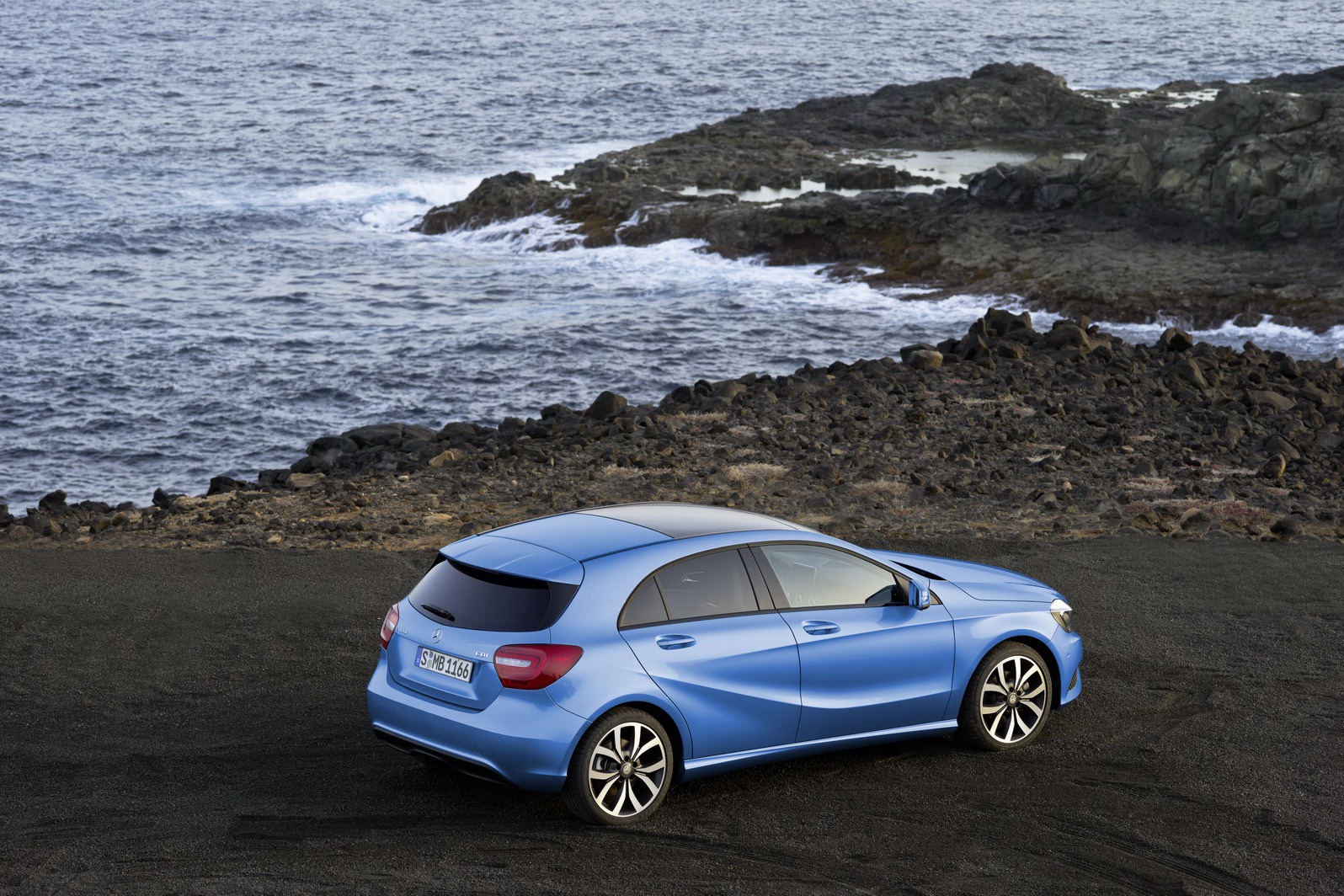 2012-Mercedes-Benz-A-Class-12[2].jpg