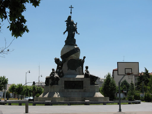 Cristobal Colon monument